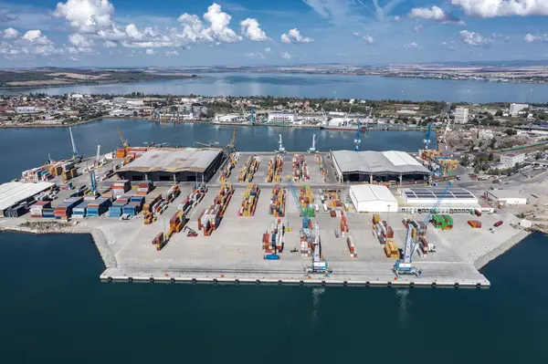 Bulgaristan 'ın Burgaz limanının yeni yükleme terminalinin hava görüntüsü. Lojistik ve ulaşım