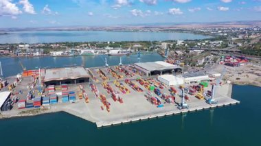 Bulgaristan 'ın Burgaz limanının yeni yükleme terminalinin hava görüntüsü. Lojistik ve ulaşım