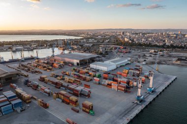 Bulgaristan 'ın Burgaz limanının yeni yükleme terminalinin hava görüntüsü gün batımında. Lojistik ve ulaşım