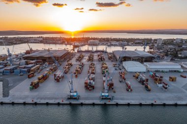 Bulgaristan 'ın Burgaz limanının yeni yükleme terminalinin hava görüntüsü gün batımında. Lojistik ve ulaşım