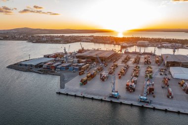 Bulgaristan 'ın Burgaz limanının yeni yükleme terminalinin hava görüntüsü gün batımında. Lojistik ve ulaşım