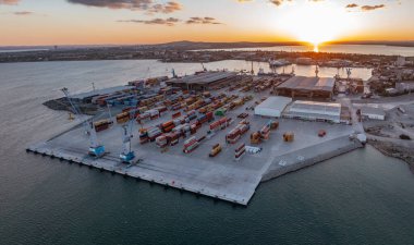 Bulgaristan 'ın Burgaz limanının yeni yükleme terminalinin hava görüntüsü gün batımında. Lojistik ve ulaşım
