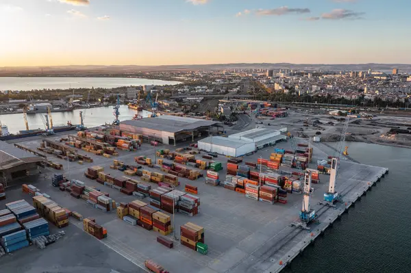 Bulgaristan 'ın Burgaz limanının yeni yükleme terminalinin hava görüntüsü gün batımında. Lojistik ve ulaşım