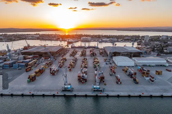 Bulgaristan 'ın Burgaz limanının yeni yükleme terminalinin hava görüntüsü gün batımında. Lojistik ve ulaşım