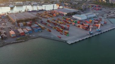 Bulgaristan 'ın Burgaz limanının yeni yükleme terminalinin hava görüntüsü gün batımında. Lojistik ve ulaşım