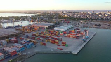 Bulgaristan 'ın Burgaz limanının yeni yükleme terminalinin hava görüntüsü gün batımında. Lojistik ve ulaşım