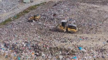 Bulgaristan 'ın Burgaz kentindeki çöplükte çöplerle çalışan kazıcının hava görüntüsü