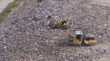 Bulgaristan 'ın Burgaz kentindeki çöplükte çöplerle çalışan kazıcının hava görüntüsü