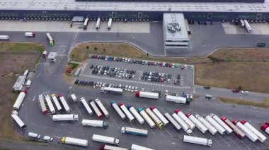 Bulgaristan 'ın Sliven kenti yakınlarındaki bir lojistik merkezi ve Lidl kamyonlarının hava görüntüsü