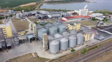 Bulgaristan 'ın Karnobat kenti yakınlarındaki bir metal ambar ve şarap fabrikasının hava manzarası. Karnobat şarap endüstrisi