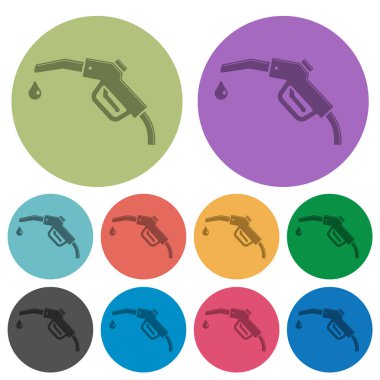 Parlak benzin pompası. Yakıt hortumu. Renkli yuvarlak arka planda daha koyu renkli simgeler.