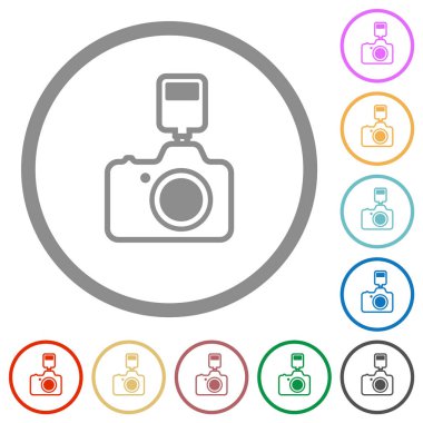 Beyaz arkaplanda yuvarlak çizgilerde flaş hatlı düz renk simgelerine sahip kamera