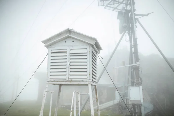 Estación Meteorológica Escena Niebla Concepto Meteorología — Foto de Stock
