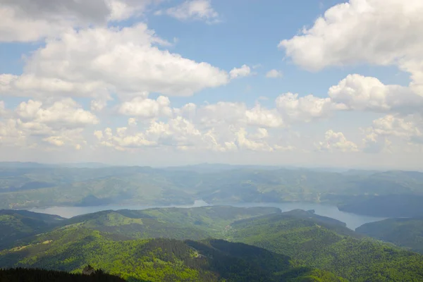 ルーマニアのビカズ湖と一般的な空の風景写真 — ストック写真