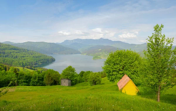 湖と山の景色ビカズとシーラウ ルーマニアの田舎 — ストック写真