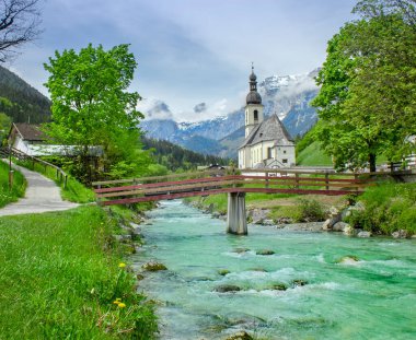 Bavyera 'daki Ramsau Kilisesi, Almanya Alpleri. Nehirli yaz manzarası