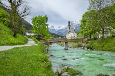 Bavyera 'daki Ramsau Kilisesi, Almanya Alpleri. Nehirli yaz manzarası