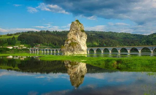 Piatra Teiului Wapienny Kamień Wiadukt Jeziora Bicaz Rumunia — Zdjęcie stockowe