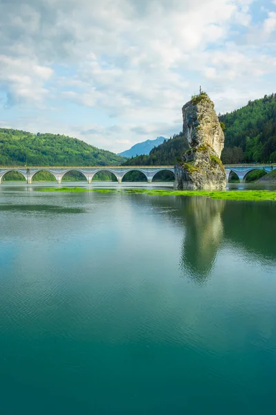 Kalkstein Piatra Teiului Und Viadukt Bicaz See Rumänien — Stockfoto