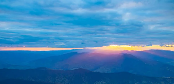 Západ Slunce Krajina Mraky Horami — Stock fotografie