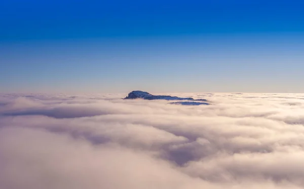 罗马尼亚喀尔巴阡山脉的云彩和山顶 — 图库照片