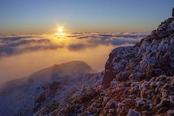 雲の海と山の上の夕日 冬の風景 — ストック写真