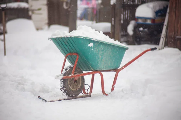 冬天有雪的手推车 — 图库照片
