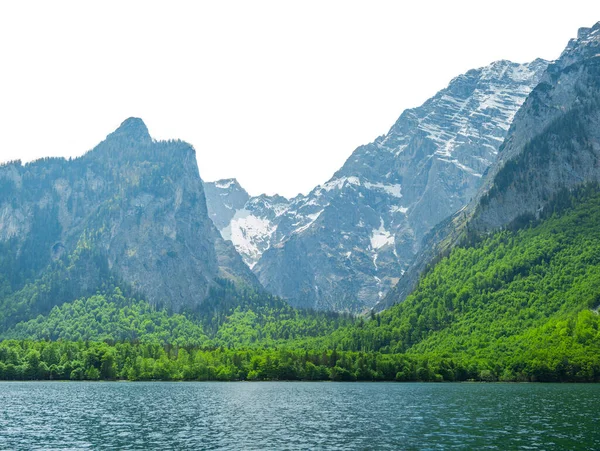 Общий Горный Пейзаж Озером Лесом Белом Фоне Неба — стоковое фото