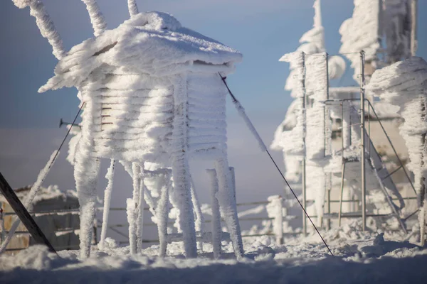 气象站的冰冻仪器 冬季山景 — 图库照片