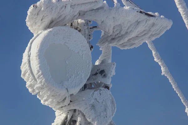 気象観測所の冷凍アンテナ冬の風景 — ストック写真