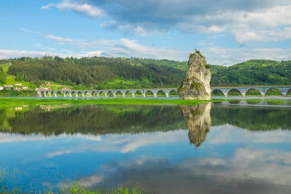 Piatra Teiului Cal Stone Bicaz Lake Viaduct Roménia — Fotografia de Stock