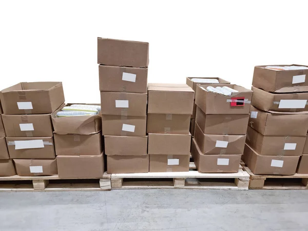 Χαρτονένια Κουτιά Στο Σούπερ Μάρκετ Που Απομονώνονται Λευκό Φόντο — Φωτογραφία Αρχείου