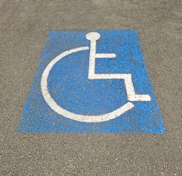 在停车场设置残疾标志的残疾人士 — 图库照片