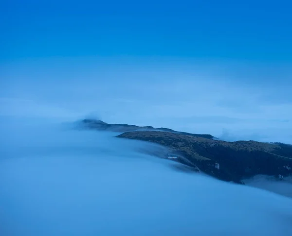 Nuvole Scure Nebbia Ceahlau Romania Paesaggio Mistico — Foto Stock