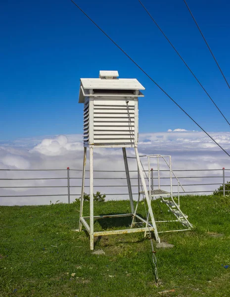 Estación Meteorológica Sobre Las Nubes Ceahlau Rumanía — Foto de Stock