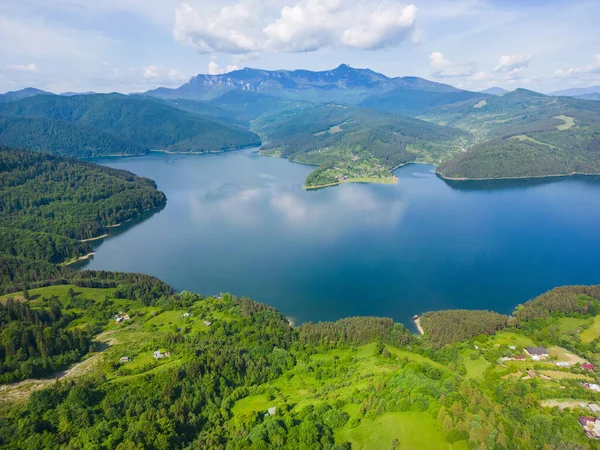 Romanya 'nın Ceahlau dağlarındaki Bicaz Gölü. Yaz manzarası