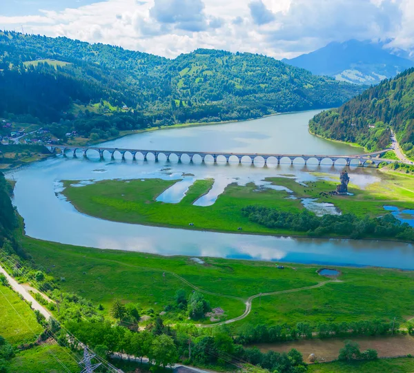 湖泊和高架桥 罗马尼亚Poiana Largului桥 — 图库照片