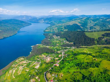 Romanya 'nın Ceahlau dağlarındaki Bicaz Gölü. Yaz manzarası