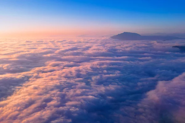 Bulutların Üzerinde Gün Batımı Ceahlau Dağının Hava Görüntüsü Romanya — Stok fotoğraf