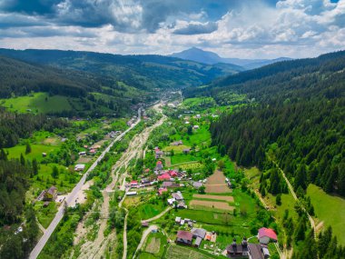 Doğu Avrupa 'da Köy, Nehir ve Dağlarla Vadi Manzarası