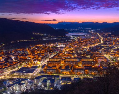 Geceleri Piatra Neamt şehri. Romanya