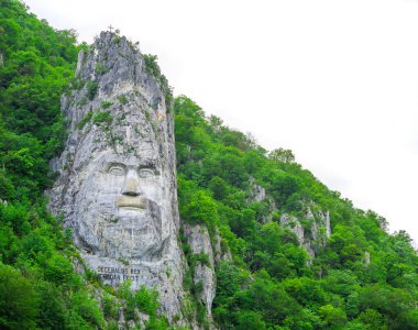 Romanya 'daki sahte heykel beyaz arka planda