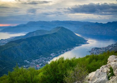 Kotor Körfezi, Karadağ. günbatımı manzarası
