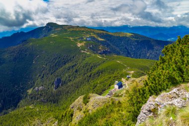 Bir yaz gününde Ceahlau Dağı. Romanya ve Karpatlar