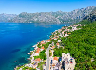 Karadağ 'da Kotor Körfezi. yaz görünümü