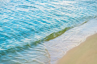 Doğal arka plan, kumlu sahil ve su yakın plan