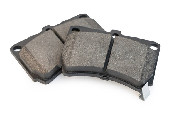 запасная часть для автомобильных тормозных колодок на белом изолированном фоне