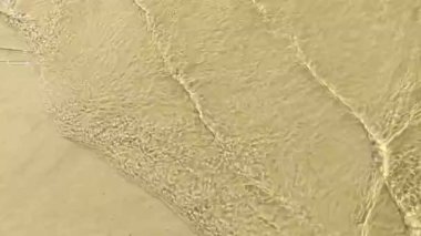 Suda akan dalgaların doğal dokusu. Meditasyon ve hipnotik etki ile arka plan taşınıyor.