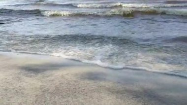 Suda akan dalgaların doğal dokusu. Meditasyon ve hipnotik etki ile arka plan taşınıyor.