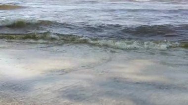 Suda akan dalgaların doğal dokusu. Meditasyon ve hipnotik etki ile arka plan taşınıyor.